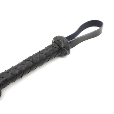 軽く性的な刺激 BDSM カップルのセックスおもちゃのために鞭打つ
